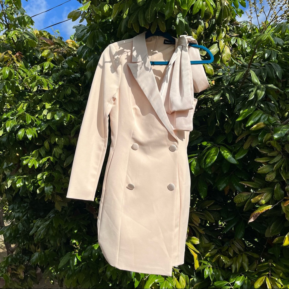 NWOT Lavish Alice cream ivory bow detail one shoulder mini blazer dress